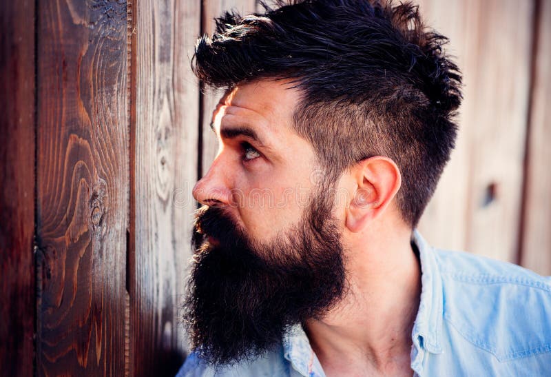 Deve avere barba Uomo bello con la barba ed i baffi di modo Uomo barbuto con capelli alla moda Negozio o parrucchiere di barbiere fotografie stock libere da diritti Deve avere barba Uomo bello con la barba ed i baffi di modo Uomo barbuto con capelli alla moda Negozio o parrucchiere di barbiere fotografie stock libere da diritti