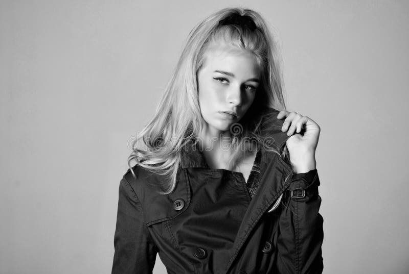Deve ter o conceito Revestimento elegante Cabelo louro da cara da composi??o da mulher que levanta o revestimento com colar Roupa foto de stock Deve ter o conceito Revestimento elegante Cabelo louro da cara da composi??o da mulher que levanta o revestimento com colar Roupa foto de stock