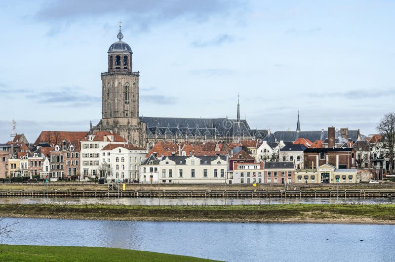 Deventer kyrka, strand och flod royaltyfri foto Deventer kyrka, strand och flod royaltyfri foto