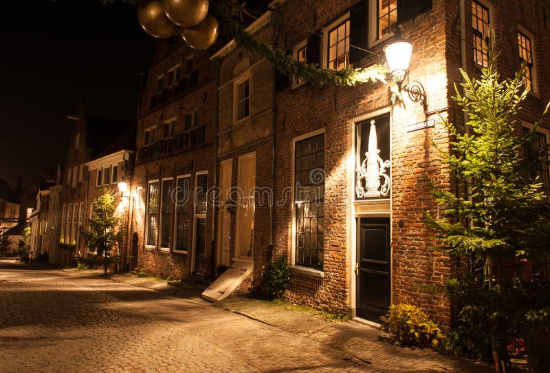 Deventer nachts in einer Dickens-Straße stockfotografie Deventer nachts in einer Dickens-Straße stockfotografie