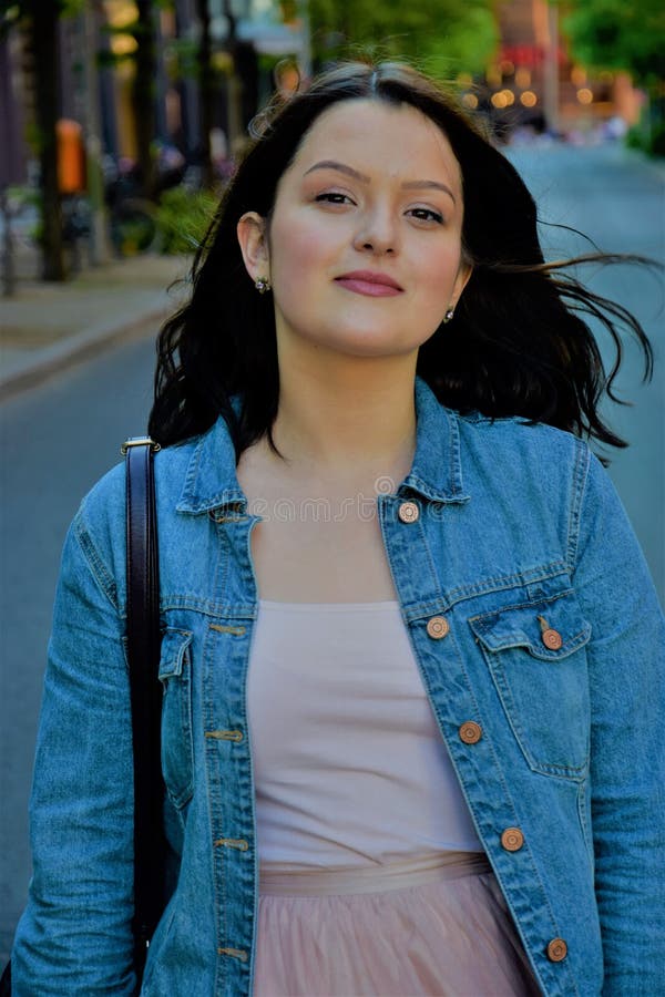 Devoluciones bonitas de la chica joven de compras imagenes de archivo Devoluciones bonitas de la chica joven de compras imagenes de archivo