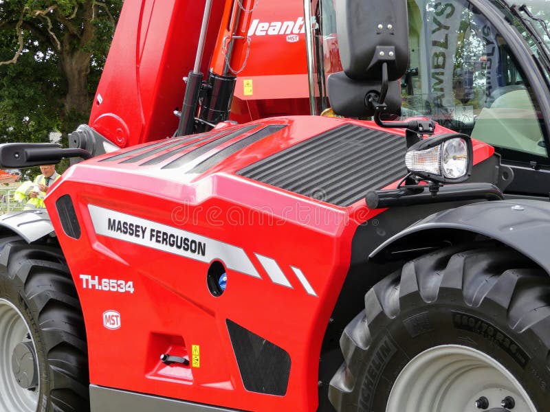 Devon UK - Juli 30 2018: Massey Ferguson ett jordbruks- medel på skärm arkivbilder Devon UK - Juli 30 2018: Massey Ferguson ett jordbruks- medel på skärm arkivbilder
