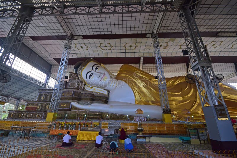 Dewotki ono modli się przy Shwethalyaung Buddha, Bago, Myanmar zdjęcia stock Dewotki ono modli się przy Shwethalyaung Buddha, Bago, Myanmar zdjęcia stock