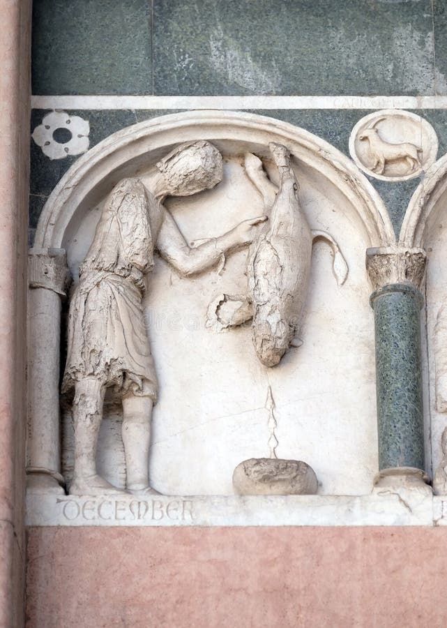 Dezember, Detail der Bassentlastung, welche die Arbeit der Monate des Jahres, Kathedrale in Lucca, Italien darstellt stockfoto Dezember, Detail der Bassentlastung, welche die Arbeit der Monate des Jahres, Kathedrale in Lucca, Italien darstellt stockfoto