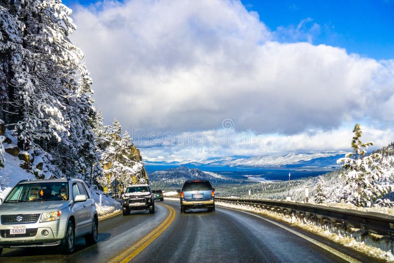 25. Dezember 2018 Süd- Lake Tahoe/CA/USA - reisend in Richtung zu Süd-Lake Tahoe an einem sonnigen Wintertag lizenzfreie stockfotos 25. Dezember 2018 Süd- Lake Tahoe/CA/USA - reisend in Richtung zu Süd-Lake Tahoe an einem sonnigen Wintertag lizenzfreie stockfotos