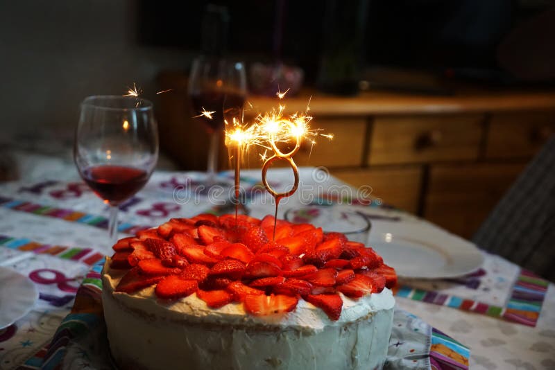 Bolo Bonito No Aniversário Da Menina Por 18 Anos Foto de Stock - Imagem de  flor, padaria: 136077638