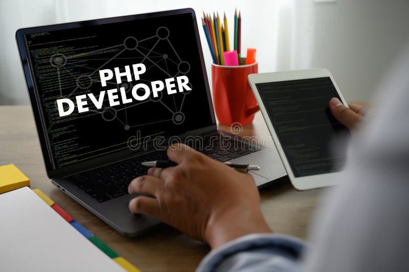 Dezvoltator PHP căutare după bară tactilă și doi oameni de afaceri care lucrează la biroul biroului și utilizează o tabletă digita royalty free stock images