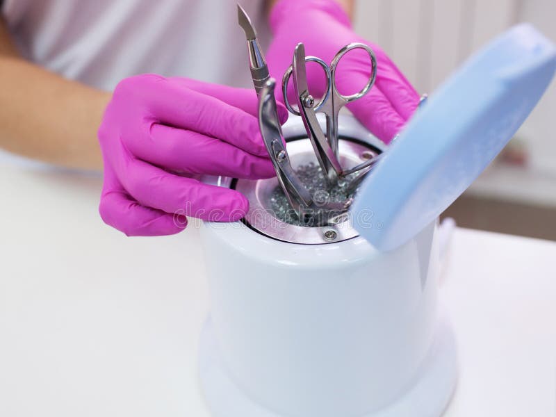 Dezynfekcja metalu manicure'u narzędzia zdjęcia stock Dezynfekcja metalu manicure'u narzędzia zdjęcia stock