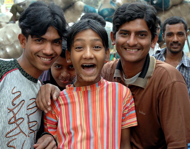 Dhaka, Bangladesch: Eine Gruppe von Jungen in den Straßen von Dhaka stockbilder Dhaka, Bangladesch: Eine Gruppe von Jungen in den Straßen von Dhaka stockbilder