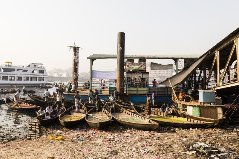 Dhaka, Bangladesh, le 24 février 2017 : Petit servir de bateaux à rames de bateau de taxi image libre de droits Dhaka, Bangladesh, le 24 février 2017 : Petit servir de bateaux à rames de bateau de taxi image libre de droits