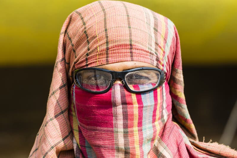 Dhaka, Bangladesz, Luty 24 2017: Portret pracownik pracuje w statku doku obraz stock Dhaka, Bangladesz, Luty 24 2017: Portret pracownik pracuje w statku doku obraz stock