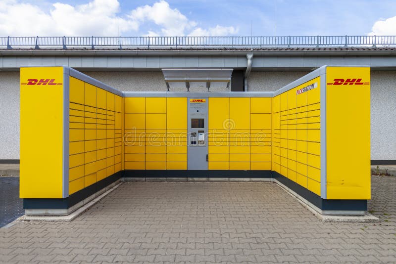 DHL Packstation стоит на улице стоковые фотографии rf DHL Packstation стоит на улице стоковые фотографии rf