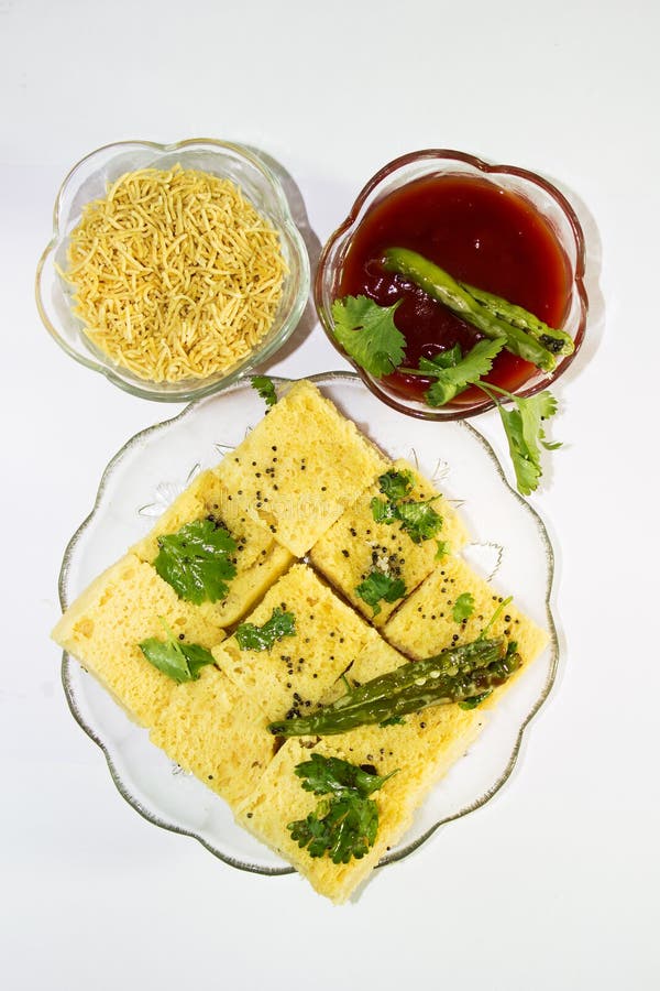 Dhokla con salsa ketchup & Namkeen immagini stock