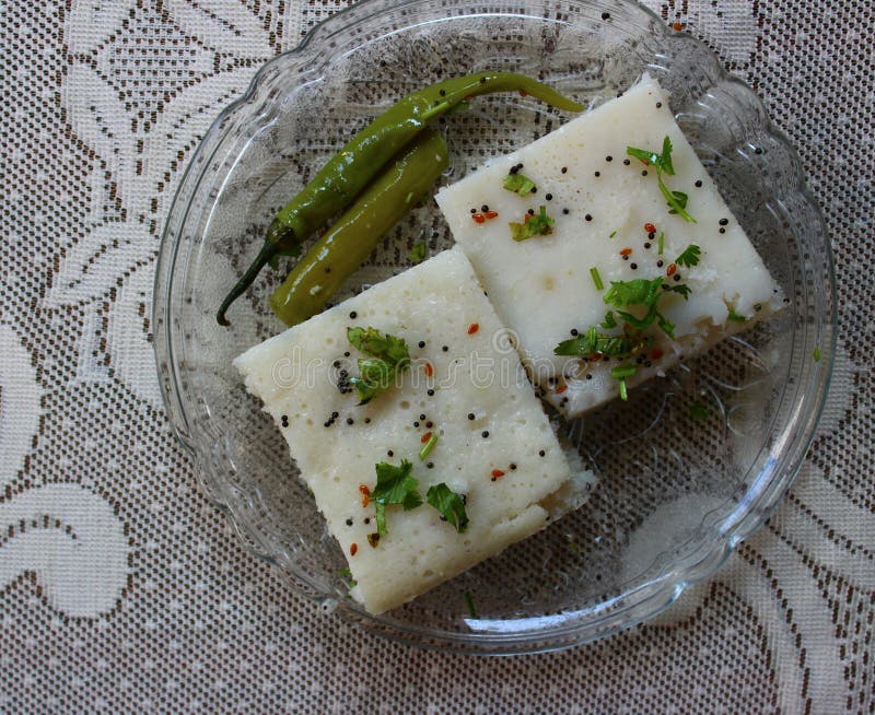 Dhokla del arroz en una placa imágenes de archivo libres de regalías Dhokla del arroz en una placa imágenes de archivo libres de regalías