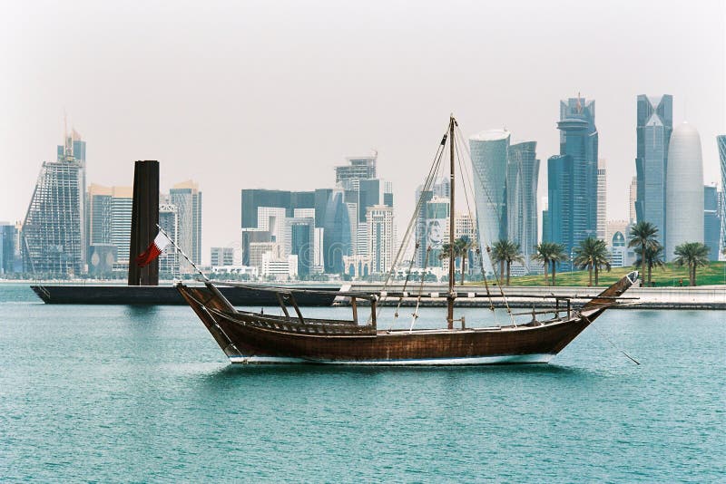 Dhow a Doha con le torri immagine stock libera da diritti Dhow a Doha con le torri immagine stock libera da diritti