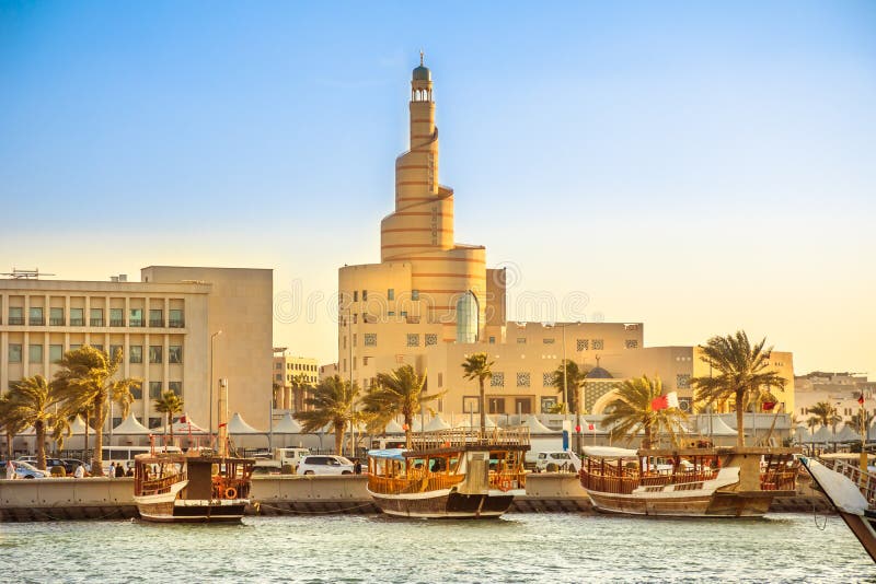 Dhow Doha i schronienia meczet fotografia stock
