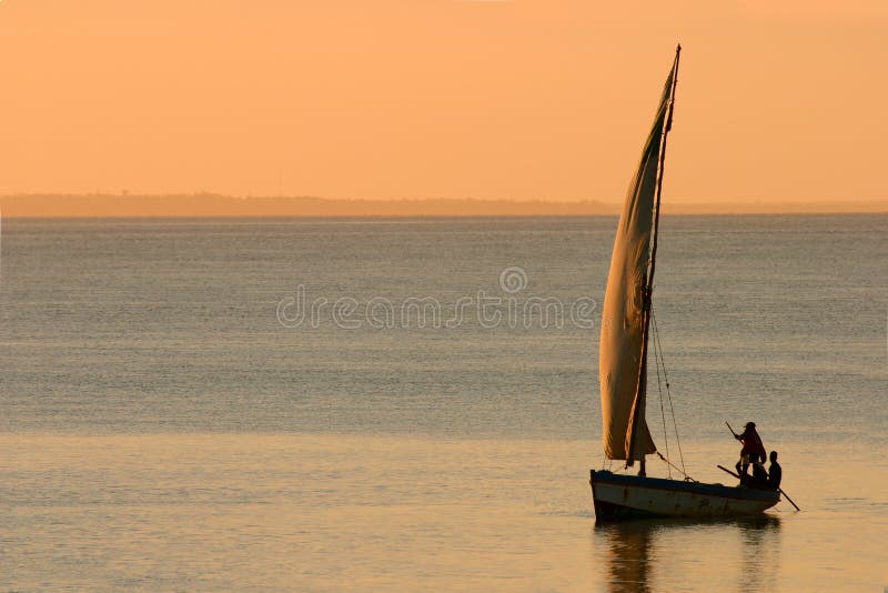 Dhow mozambiqueño en la puesta del sol