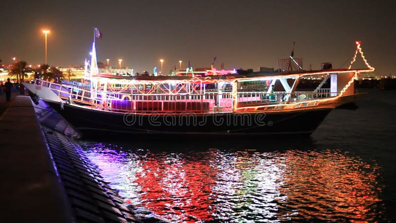 Dhowfartyg som är upplyst på natten, Qatar