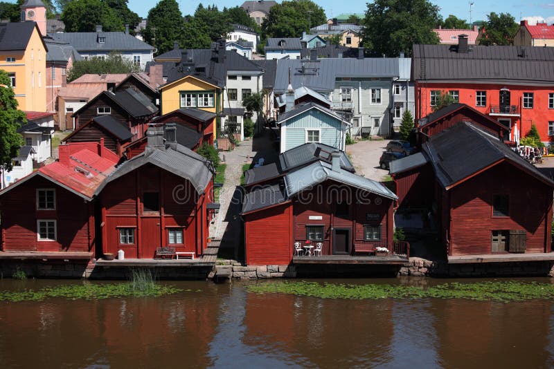 di costruzioni di legno colorate Rosso sulla riva del fiume in Porvoo, Finlandia fotografia stock libera da diritti di costruzioni di legno colorate Rosso sulla riva del fiume in Porvoo, Finlandia fotografia stock libera da diritti