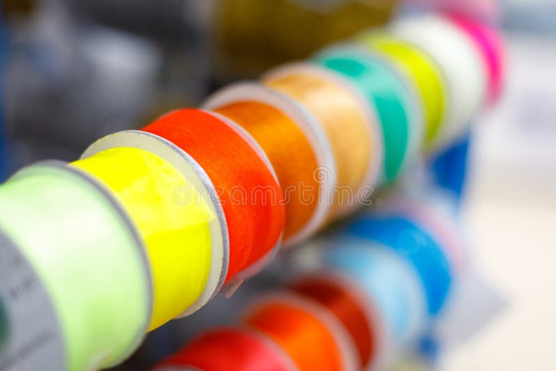 di nastri colorati Multi del tessuto in bobine fatte a mano visualizzate per la vendita nel deposito fotografie stock libere da diritti di nastri colorati Multi del tessuto in bobine fatte a mano visualizzate per la vendita nel deposito fotografie stock libere da diritti