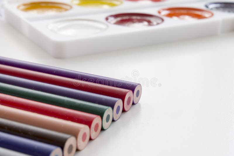 Di nuovo al concetto del banco Matite multicolori con pittura su fondo immagini stock Di nuovo al concetto del banco Matite multicolori con pittura su fondo immagini stock