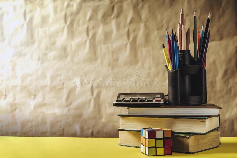 Di nuovo al concetto del banco Pila di libri con i rifornimenti di scuola immagine stock libera da diritti Di nuovo al concetto del banco Pila di libri con i rifornimenti di scuola immagine stock libera da diritti