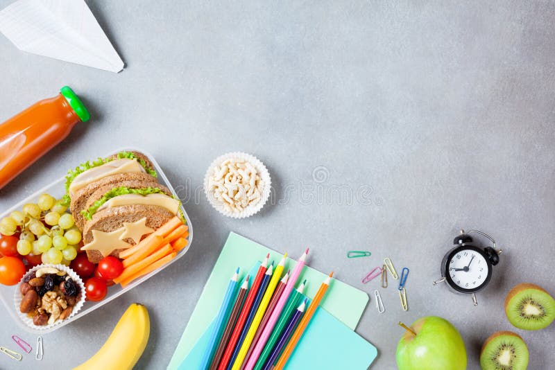 Di nuovo al concetto del banco Scatola di pranzo sana e cancelleria variopinta sulla vista del piano d'appoggio fotografie stock