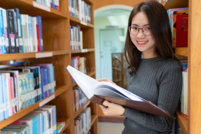Di nuovo al concetto dell'università dell'istituto universitario di conoscenza di istruzione scolastica, bello studente di colleg immagini stock Di nuovo al concetto dell'università dell'istituto universitario di conoscenza di istruzione scolastica, bello studente di colleg immagini stock