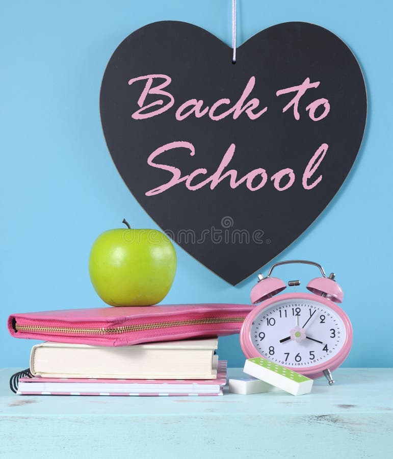 Di nuovo alla lavagna del cuore della scuola con cancelleria rosa e variopinta luminosa immagine stock libera da diritti