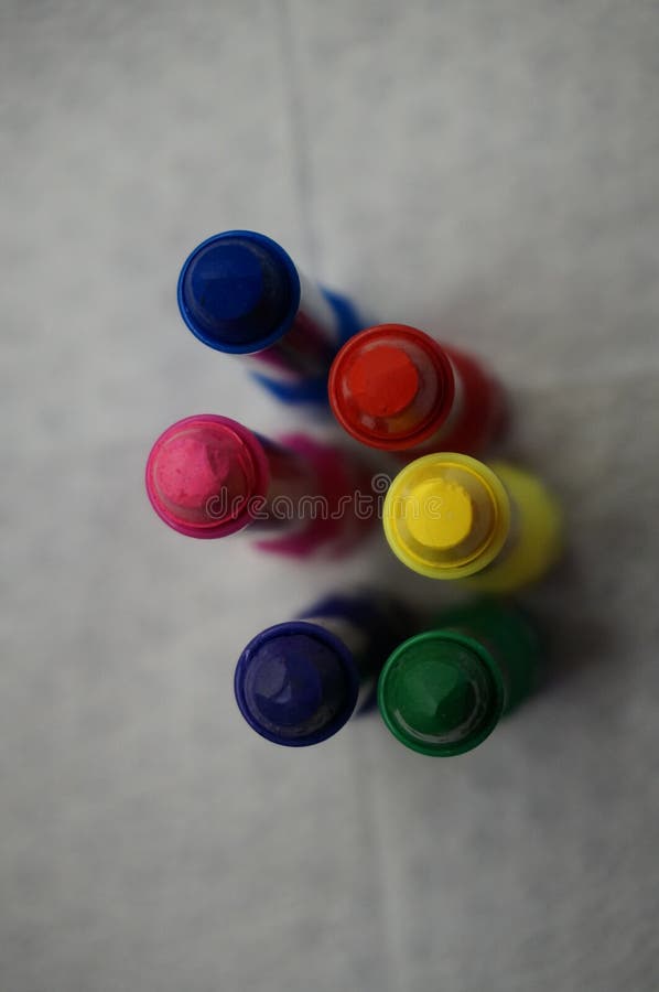 di pastelli di cera colorati Multi su fondo bianco immagine stock libera da diritti di pastelli di cera colorati Multi su fondo bianco immagine stock libera da diritti