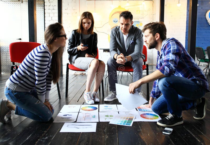 Di progetto di lavoro dell'Account Manager del gruppo Direttori aziendali della foto che lavorano con la nuova partenza in sottot fotografia stock libera da diritti Di progetto di lavoro dell'Account Manager del gruppo Direttori aziendali della foto che lavorano con la nuova partenza in sottot fotografia stock libera da diritti