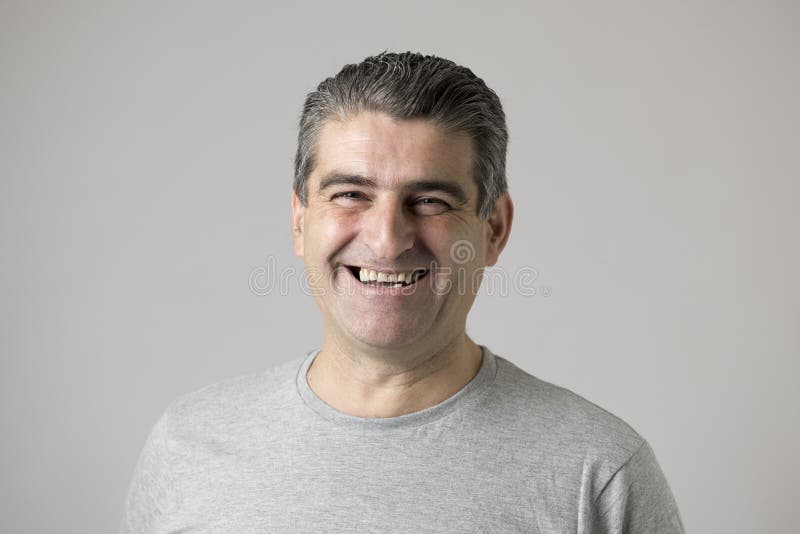 Di rappresentazione felice sorridente degli uomini bianchi 40 - 50 anni piacevole ed espressione positiva del fronte isolata su f immagine stock libera da diritti Di rappresentazione felice sorridente degli uomini bianchi 40 - 50 anni piacevole ed espressione positiva del fronte isolata su f immagine stock libera da diritti