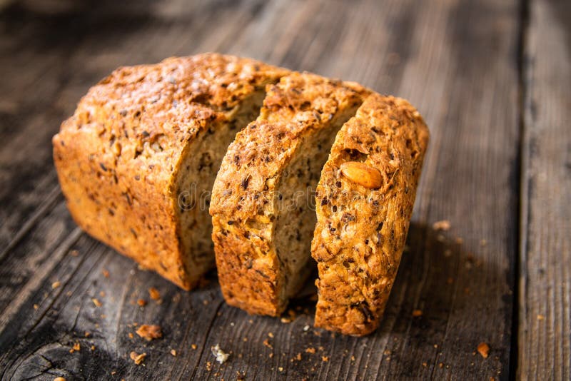 Di recente intero pane organico al forno sano casalingo del grano con i semi sani sulla tavola di legno fotografia stock libera da diritti Di recente intero pane organico al forno sano casalingo del grano con i semi sani sulla tavola di legno fotografia stock libera da diritti