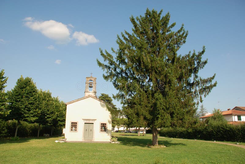Di San Giovanni de Chiesa avec l'arbre image libre de droits Di San Giovanni de Chiesa avec l'arbre image libre de droits