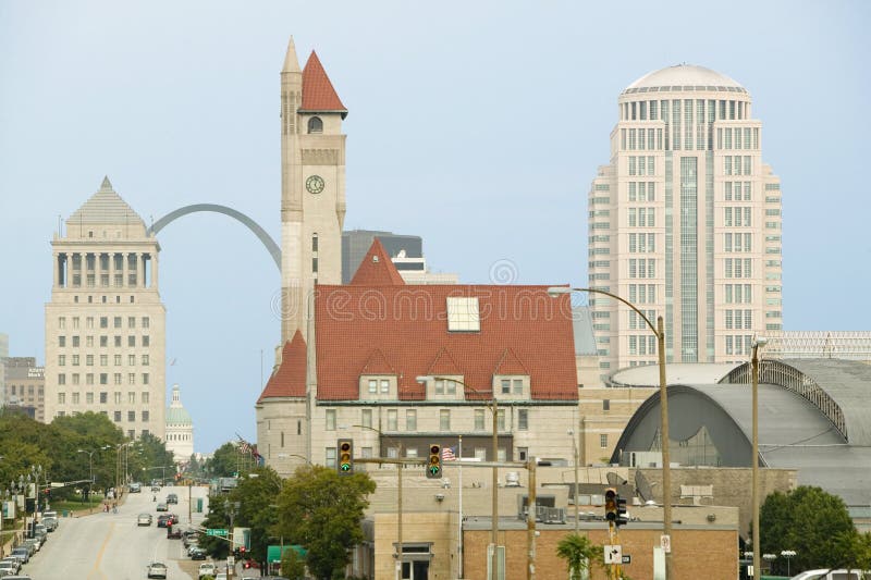 Di St. Louis dell'orizzonte via del mercato giù con la vista dell'arco dell'ingresso e della stazione del sindacato, Missouri immagine stock Di St. Louis dell'orizzonte via del mercato giù con la vista dell'arco dell'ingresso e della stazione del sindacato, Missouri immagine stock