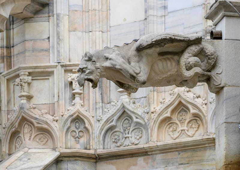 Di Милан waterspout горгульи, собора Милана или Duomo, церковь собора Милана, Ломбардии, Италии стоковое фото rf Di Милан waterspout горгульи, собора Милана или Duomo, церковь собора Милана, Ломбардии, Италии стоковое фото rf