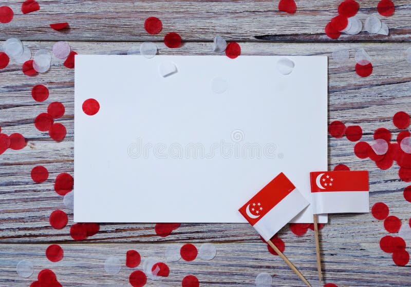Dia da Independ?ncia de Singapura 9 de agosto o conceito da liberdade, da independência e do patriotismo bandeiras e confetes com fotos de stock royalty free Dia da Independ?ncia de Singapura 9 de agosto o conceito da liberdade, da independência e do patriotismo bandeiras e confetes com fotos de stock royalty free
