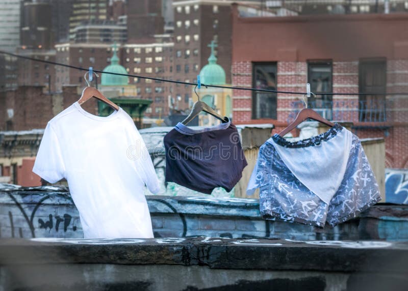 Dia da lavanderia em New York City, roupa que seca em um telhado de Manhattan, entre grafittis e arranha-céus, close up fotografia de stock Dia da lavanderia em New York City, roupa que seca em um telhado de Manhattan, entre grafittis e arranha-céus, close up fotografia de stock