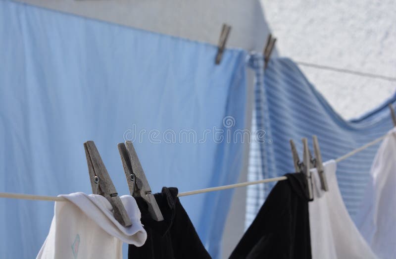 Dia da lavanderia, roupa na linha foto de stock royalty free Dia da lavanderia, roupa na linha foto de stock royalty free