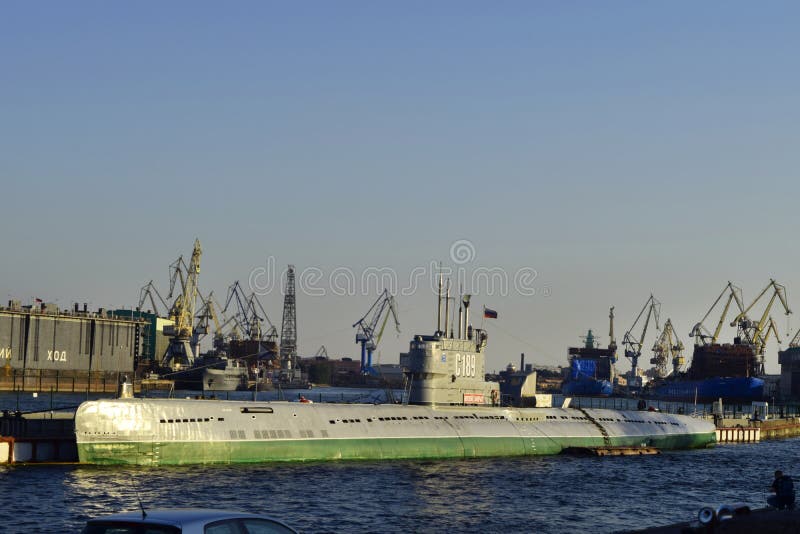 Dia da marinha em St Petersburg, navios de guerra em Neva River foto de stock royalty free Dia da marinha em St Petersburg, navios de guerra em Neva River foto de stock royalty free