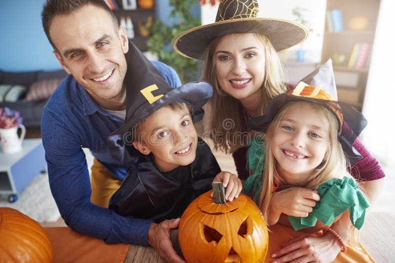 Família Assustadora Em Fantasias De Halloween Gritando Imagem de Stock -  Imagem de feriado, filho: 230395547