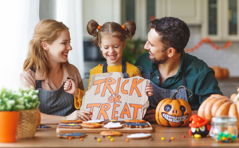 Dia das Bruxas feliz! mãe, pai e filha da família obtendo lidos foto de stock Dia das Bruxas feliz! mãe, pai e filha da família obtendo lidos foto de stock