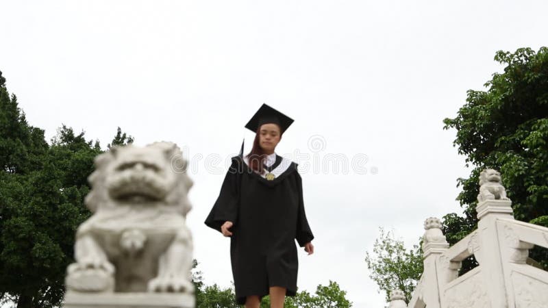 Dia de formatura feliz e sorridente estudante asiática na bridge chinesa