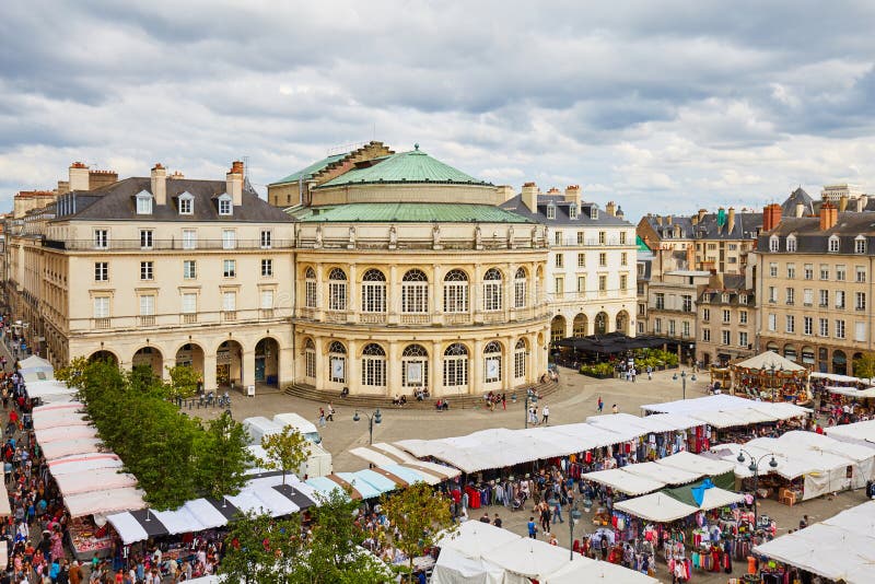 Dia de mercado do recinto de diversão no lugar de la Mairie em Rennes imagens de stock royalty free Dia de mercado do recinto de diversão no lugar de la Mairie em Rennes imagens de stock royalty free