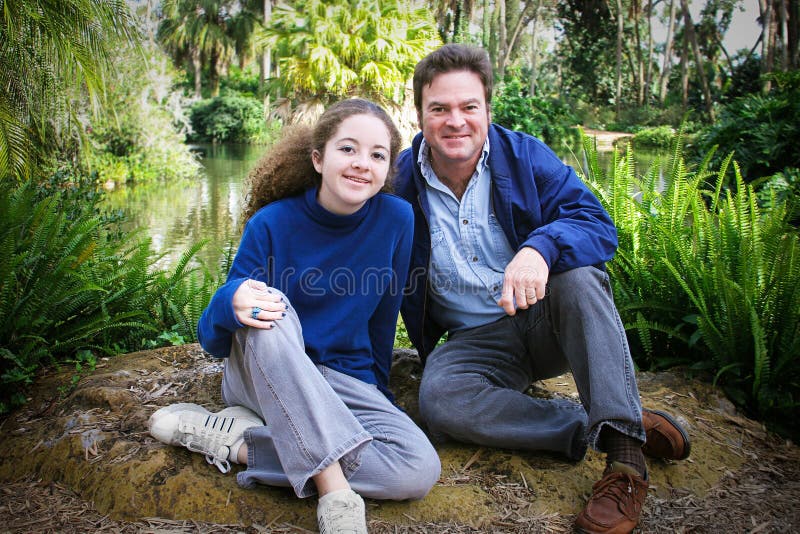 Dia de pais junto na natureza imagem de stock royalty free Dia de pais junto na natureza imagem de stock royalty free