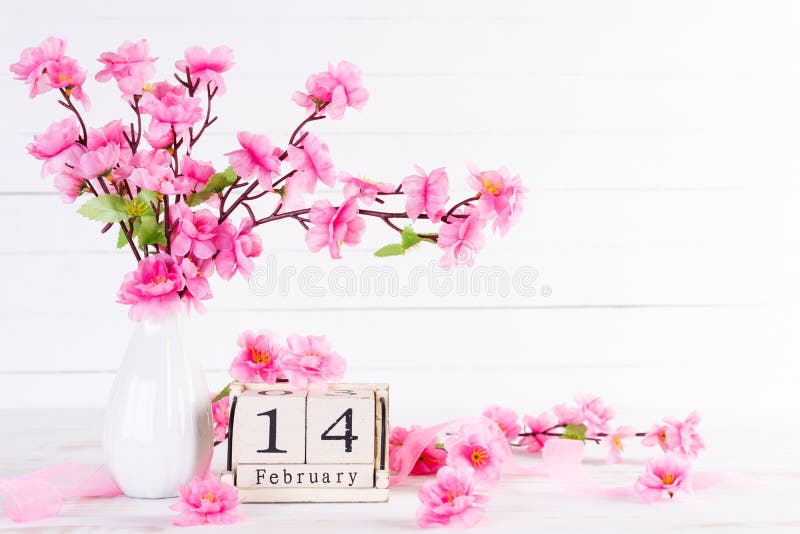 Dia de Valentim e conceito do amor Plum Peach Blossom cor-de-rosa no vaso com texto do 14 de fevereiro no calendário de bloco de imagem de stock royalty free Dia de Valentim e conceito do amor Plum Peach Blossom cor-de-rosa no vaso com texto do 14 de fevereiro no calendário de bloco de imagem de stock royalty free