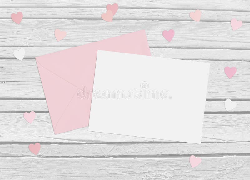 Dia de Valentim ou cena do modelo do casamento com envelope, o cartão vazio, confetes de papel dos corações e fundo de madeira imagens de stock royalty free Dia de Valentim ou cena do modelo do casamento com envelope, o cartão vazio, confetes de papel dos corações e fundo de madeira imagens de stock royalty free