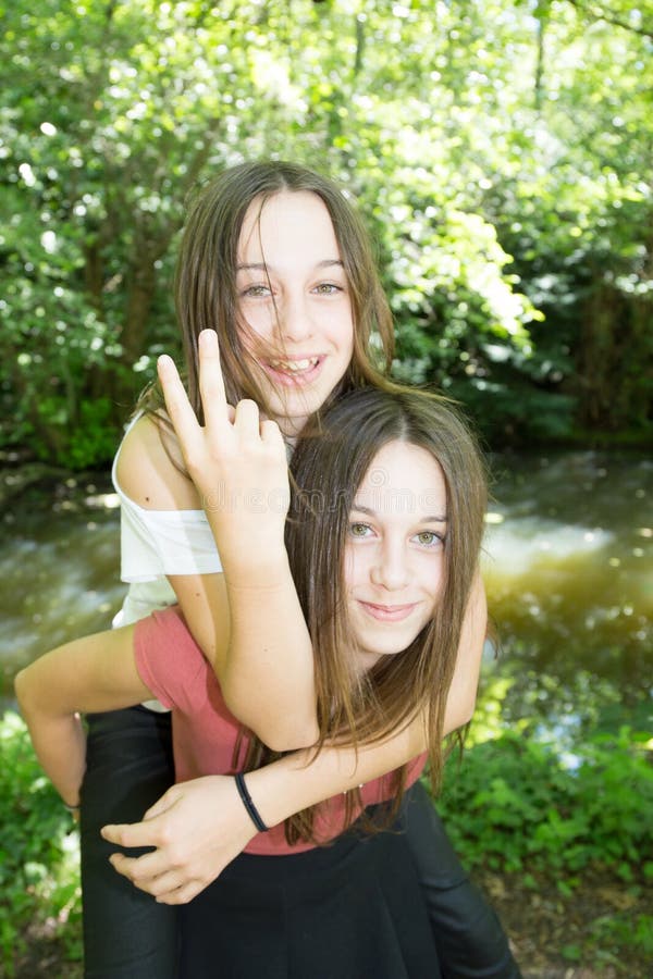 Meninas Bonitas Hora Verão Menina Fato Banho Férias Adolescente Menina  fotos, imagens de © kapinosova #432253304