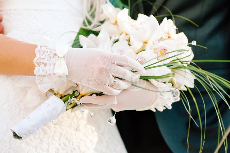 Dia Do Casamento. Noiva De Luvas Brancas Segura Buquê De Casamento De  Orquídeas Brancas Fechadas. Imagem de Stock - Imagem de fresco, romântico:  211337447