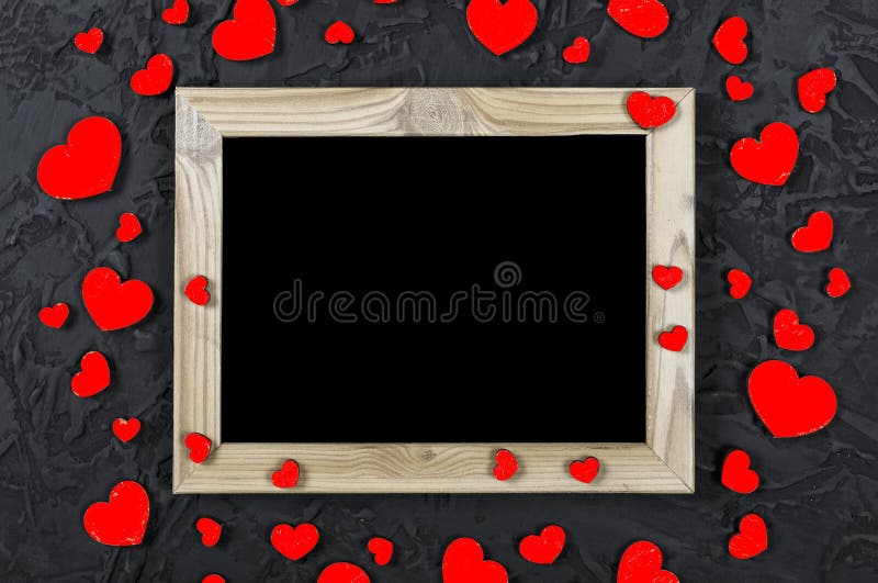 Dia do `s do Valentim Disposição para o cartão Placa e corações do quadro de madeira em um fundo de pedra preto, espaço da cópia foto de stock Dia do `s do Valentim Disposição para o cartão Placa e corações do quadro de madeira em um fundo de pedra preto, espaço da cópia foto de stock